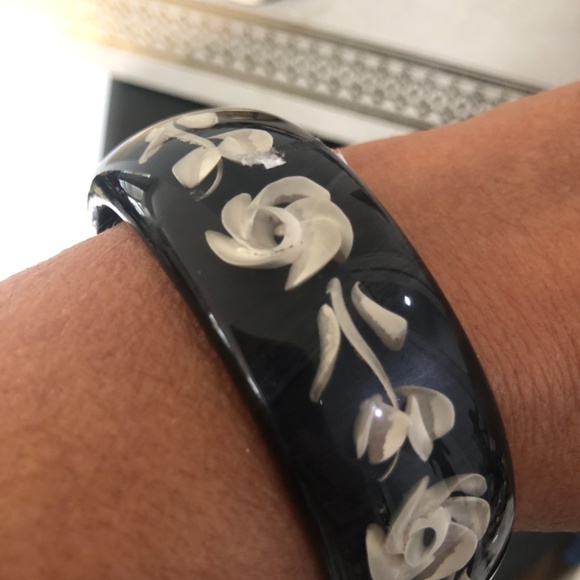 Unique Find: Stunning Carved Lucite Bracelet - Picture 2 of 3
